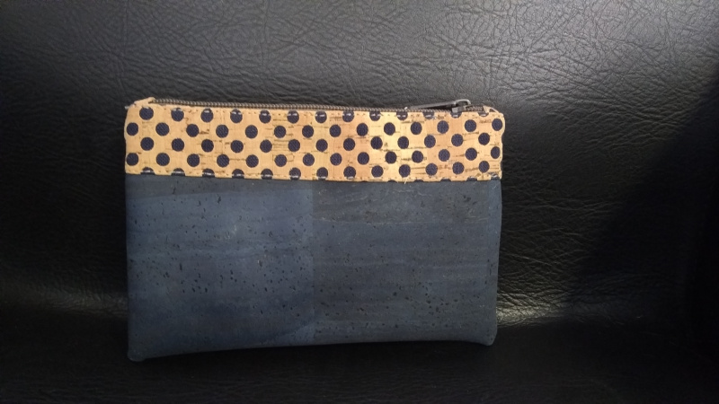 Pochette simple en liège bleu avec pois bleu