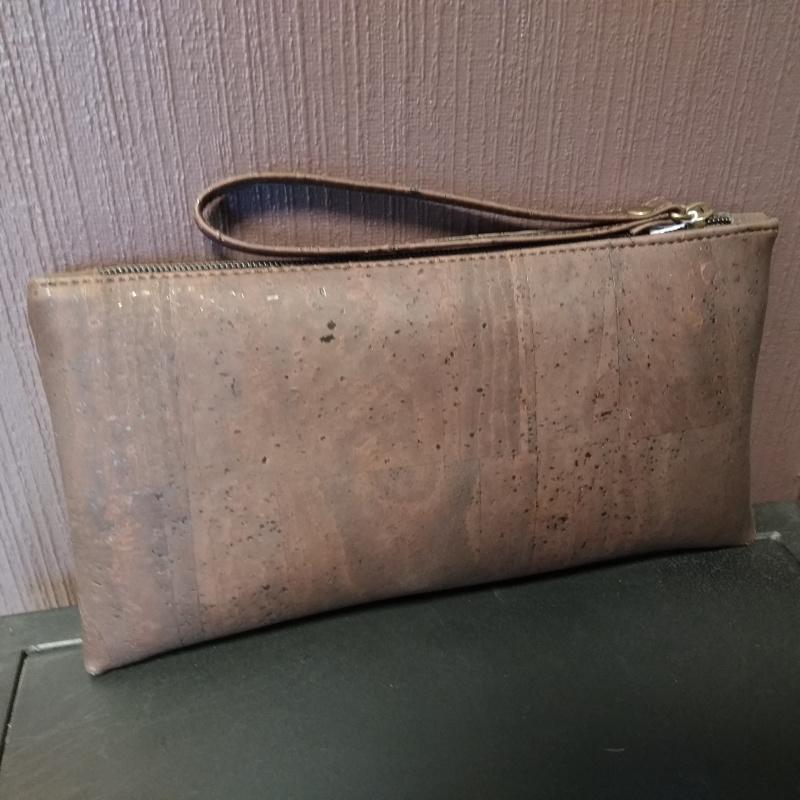 Pochette en liège marron avec bride