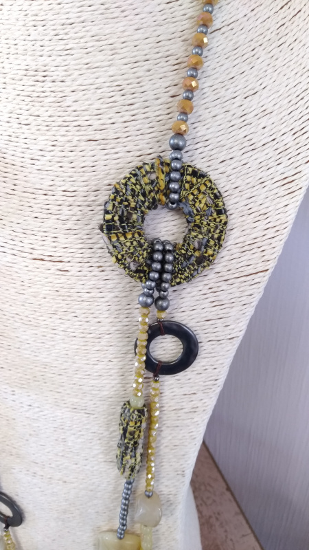 Collier  avec rond tissu jaune moutarde