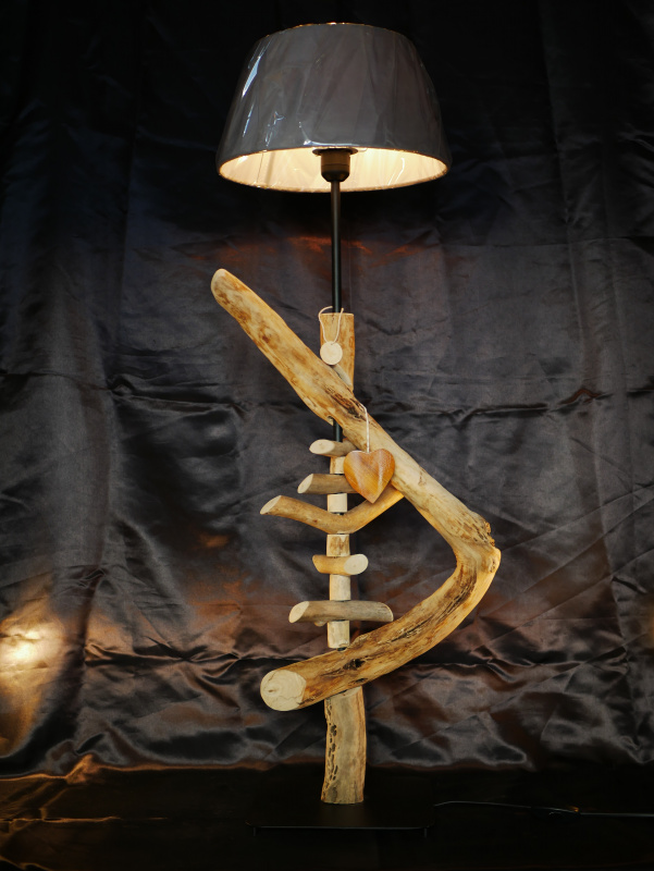 Lampe sur peied en bois flottés