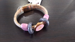 Bracelet en liège perle céramique grise et rose