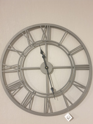 Horloge ajourée (grise)
