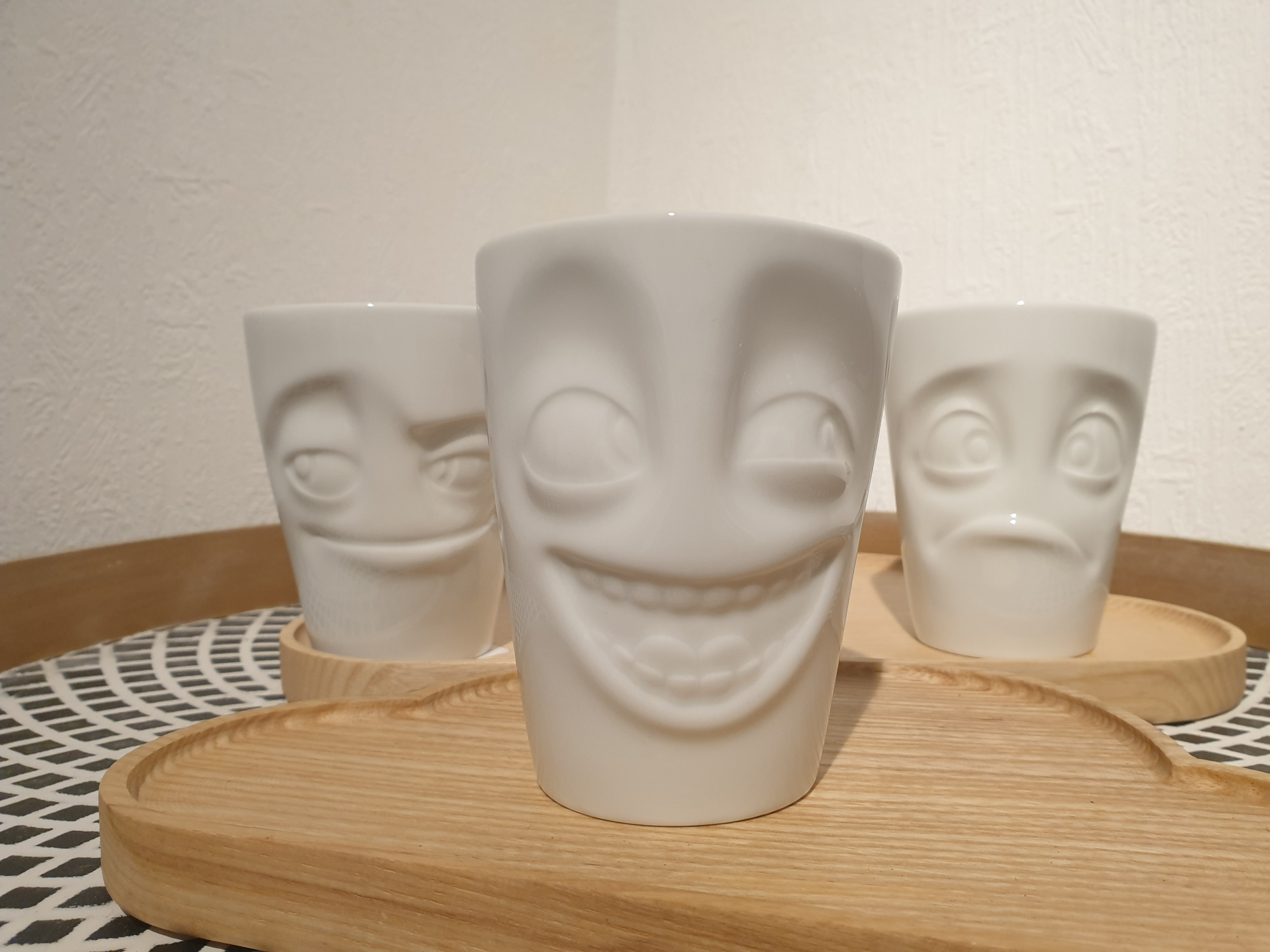 Tasse fiftyeight avec anse et visage amusant.