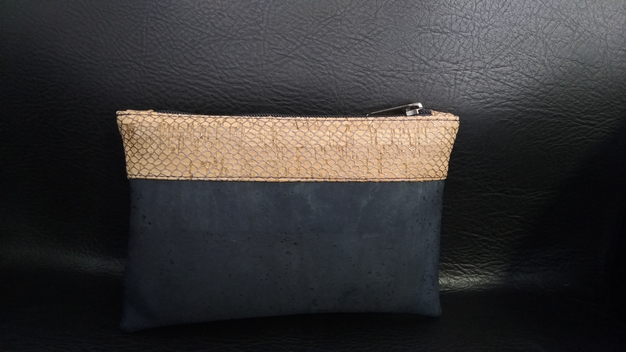 Pochette simple en  liège bleu filet argent/bleu