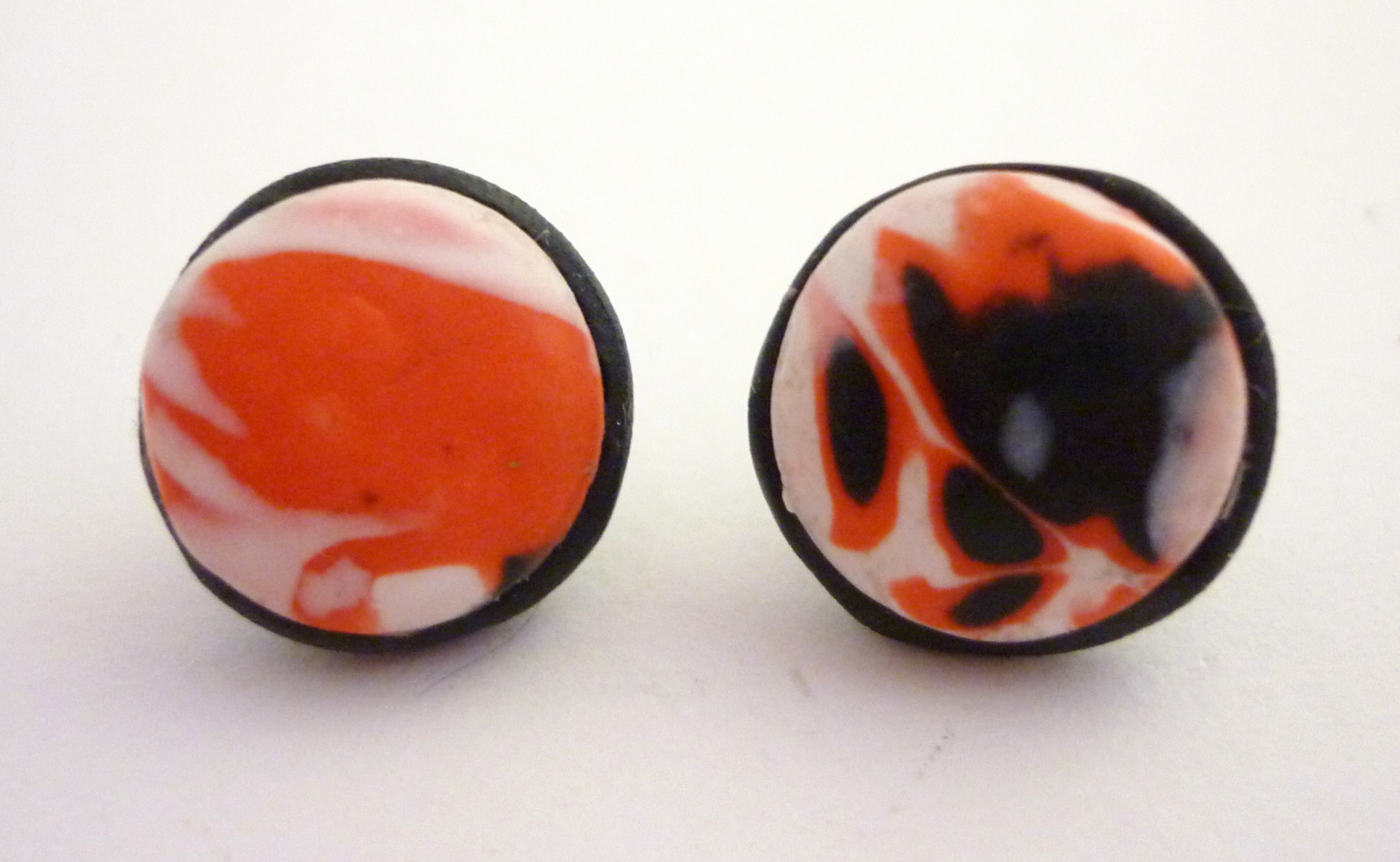 Puces d'oreilles "rouge et noir"